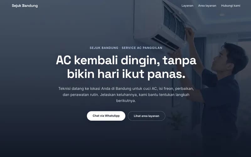 Halaman depan Sejuk Bandung: foto teknisi memasang AC sebagai latar gelap, judul “AC kembali dingin, tanpa bikin hari ikut panas”, dan tombol Chat via WhatsApp