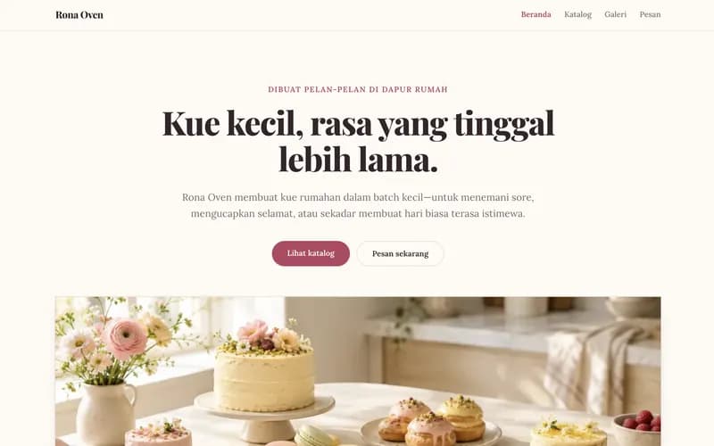 Halaman depan Rona Oven berwarna krem pastel: judul “Kue kecil, rasa yang tinggal lebih lama”, menu Katalog dan Galeri, serta foto meja berisi kue dan macaron
